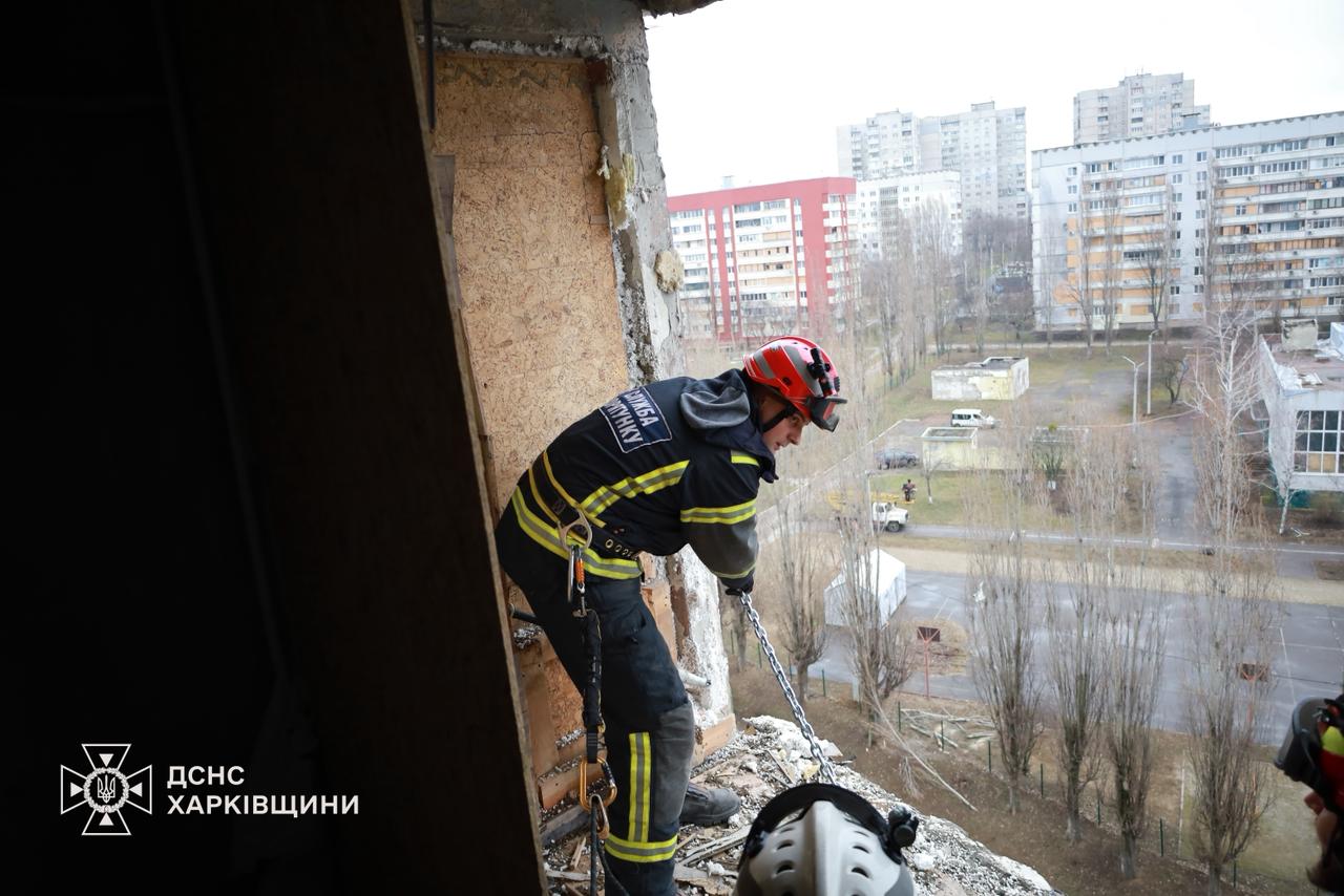 У Харкові продовжують ліквідувати наслідки ворожого удару БпЛА